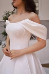 Bernice Saten Korsajlı Düşük Omuzlu A Kesim Gelinlik - Mediha Cambaz Bridal