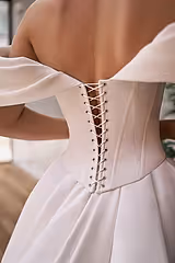Bernice Saten Korsajlı Düşük Omuzlu A Kesim Gelinlik - Mediha Cambaz Bridal