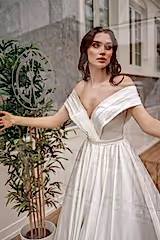 Cassandra Kayık Yaka Saten Drapeli A Kesim Gelinlik - Mediha Cambaz Bridal
