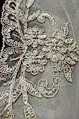 Laura Kırık Beyaz Kenar Ucu Dantelli Kısa Rahibe Duvak - Mediha Cambaz Bridal